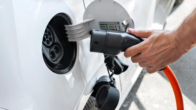 Elektrikli araba satn alnmadan nce; enerji tketimi, pil garantisi, g ve tork, alnacak arabann ehir ii ve d kullanm avantajlar ve dezavantajlar gibi konulara da dikkat edilmesi tavsiye ediliyor.