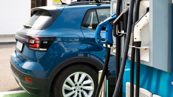 Servis Destei: Elektrikli otomobil modellerindeki bakm ve pil deiimi gibi ihtiyalar, geleneksel araba bakmlarna kyasla farkllk gsterebiliyor. Bunun yan sra corafi koullara veya kullanma bal olarak otomobillerde performans kayb da yaanabiliyor. Bu sebeple ortaya kan bakm ve onarm gibi gereksinimler, teknik servis gerektirebilir. Bu nedenle satn alnacak elektrikli otomobil modelinin teknik servis olanaklar da aratrlmal.