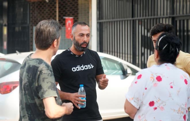 Madur olduunu belirten Emine Sapmaz, dairesinin satlacan dnerek kredi bavurusu iin tapu fotoraf gnderdiini syledi. Evinin bir bakasna kiraya verildiini duyunca oke olduunu anlatan Sapmaz, ?Benim adma szleme yaplm. Aylk 3 bin liradan kiraya vermi. Adresim yurt d gsterilmi. Evimde hibir eyim kalmam. Kirac her yeri krp dkm. 70 gram altnm, 6 bin 300 euro, 50 bin lira nakit param vard. Evde gizli bir blmedeydi. Hibiri kalmam" diyerek gzya dkt.