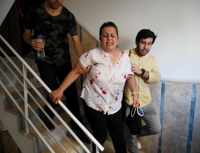 ALTINLARININ ALINDIINI NE SRD, FENALIK GERD    Emine Sapmaz, bu gelime zerine polisi arayp, durum tespiti iin de Muratpaa Kaymakaml'na bavurdu. Adrese gelen polis ekibi eliinde yaadklarn kaymakamlk grevlilerine anlatan Emine Sapmaz, Ouz A.'dan ikayeti oldu. Ouz A. ise kaymakamlk grevlilerine evin aidat ve dier giderlerini kendisinin karladn, bir sredir burada ikamet ettiini, Abuzer Ate'in ise arkada olduunu ileri srd.