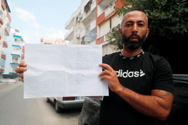 "EV SAHB YURT DIINDA YAIYOR"    Evin kiraland Abuzer Ate (fotorfataki) ise durumdan habersiz olduunu, eyalara dokunmadn, ev sahibi ile iletiime gemek iin ok uratn ancak Emine Sapmaz'n yurt dnda olduunun sylendiini anlatt. Ate, ?Evi bana kiraya veren Ouz A. iki yldr burada oturuyormu. Klimalarm tattm. Elektrik, su aboneliklerini aldm. 20 bin liraya yakn masrafm oldu. Kira kontratnda Emine Sapmaz'n imzas vard. Sorduumda 'Ev sahibi yurt dnda yayor. Bize imzal szleme brakmt' denildi.