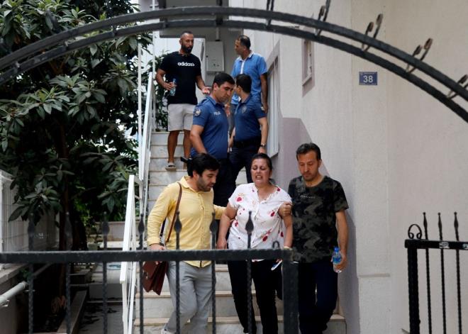 Evinden alaca zel eyalar olduunu belirten Emine Sapmaz, polis eliinde daireye kt. Evin gizli bir blmesindeki altnlar, dviz ve nakit parasnn yerinde olmadn ne sren Sapmaz, sinir krizi geirdi.