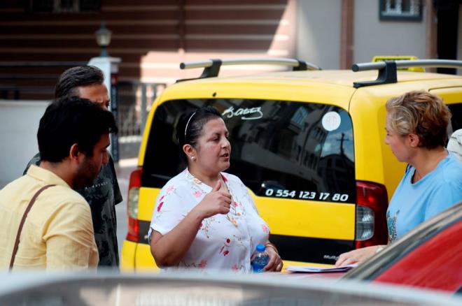 TAPU FOTORAFI LE SAHTE SZLEME DDASI    28 Austos tarihinde kiradaki evinin elektrik ve su aboneliklerinin sonlandrldna dair cep telefonuna mesaj gelen Emine Sapmaz (fotorafta), Ouz A. ile iletiime geti. Ouz A., elektrik ve su aboneliklerini kendi zerine aldn ve daireyi bir bakasna kiraya verdiini syledi. Sapmaz, kontrol iin daireye gittiinde, Ouz A.'nn evi kiraya verdii Abuzer Ate ile karlat. Ate, Emine Sapmaz'a evin kiracs olduunu syleyip, szlemeyi gsterdi. Szlemeyi inceleyen Emine Sapmaz, satmak istedii evinin 3 yllna kendi bilgisi dnda aylk 3 bin lira bedelle kiraya verildiini, szlemenin altnda da kendisi adna atlan slak imzay grd. Szlemeye, mlk sahibi Emine Sapmaz'n adresi ise Almanya Berlin olarak yazld.