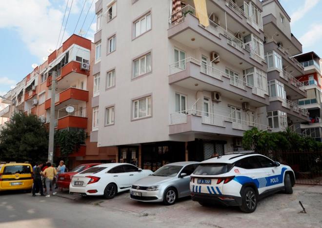 Antalya'da Emine Sapmaz, Muratpaa ilesi gen Mahallesi 92 Sokak'ta bulunan 4 katl apartmann ikinci katndaki dairesini satmaya karar verdi. Evde kirac olarak oturan Ouz A., Sapmaz'a, daireyi satmak iin kendisine yardmc olabileceini syledi. Geen ay Sapmaz'a cep telefonundan mesaj gnderen Ouz A., uygun bir mteri bulduunu syleyerek, daireye ait tapunun fotorafn gndermesini istedi.