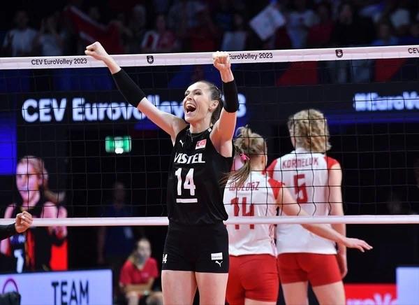 "Atatrk?n sporcu kzlar, lkesi adna kazandklar baary pazarlk konusu yapmaz. Ne prim ister, ne de baka zel bir ey. 85 milyona yaattmz mutluluk bize yeter..?