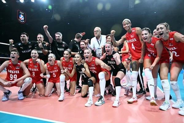 Bakan, ?ampiyonluk iin ne versek az. Prim olur, baka bir ey olur. Tm zel isteklerinizi yerine getireceiz. Salonda iiniz bitti. imdi sz sras sizde? dedi..