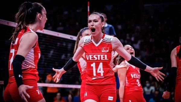 nce talyan hoca sz ald. ?Bu konuda konumas gereken oyuncularm..? diyerek sz Kaptan Eda Erdem?e brakt. Otelin salonu bir anda sessizlie brnd. Kimseden t kmyordu. te Eda?nn o ksa konumas: