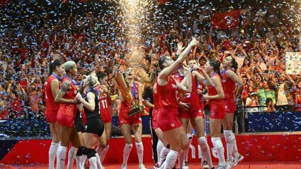 Yer Belika?nn bakenti Brksel. Yani AB?nin merkezi. Voleybol Federasyon Bakan Mehmet Akif stnda, ekibi ve dier grevliler salonda. Daniele Santarelli ve sporcular da hazr.