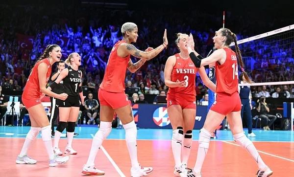 Peki bu gzel kzlarmz dl olarak ne alacaklar. Sadece ynetmelik gerei kii ba 150 Cumhuriyet altn. Yani 1.6 milyon lira. 14 oyuncu toplam 23 milyon..