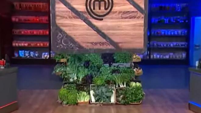 <h3>MASTERCHEF'TE DL OYUNUNU KM KAZANDI?</h3><p>Masterchef dl oyunun ilk etabnda mavi ve krmz takm karlyor. dl oyunun ilk etabnda takmlar, yeillikler ile 2 tane souk balang, orba, ara scak, 1 tane vejetaryen ana yemek, 1 tane proteinli ana yemek ve tatl olmak zere 7 tabak hazrladlar.1.souk balang: Mavi takm<br>2.souk balang: Krmz takm<br>orba: Mavi takm<br>Ara scak: Mavi takm<br>Ana yemek: Mavi takm<br>Proteinli ana yemek: Mavi takm<br>Tatl: Krmz takm<br></p>