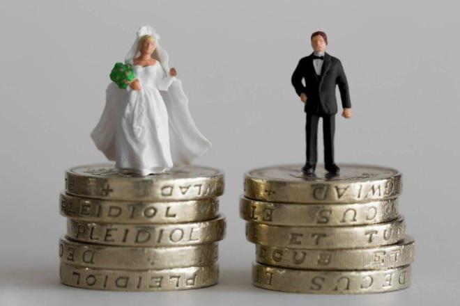 Yargtay 2. Hukuk Dairesi kararnda u ifadelere yer verildi:<br>    "Davac-kar daval erkein dier temyiz itirazlarnn incelenmesine gelince dosyadaki yazlara, kararn dayand delillerle kanuna uygun sebeplere ve zellikle delillerin takdirinde bir yanllk grlmemesine gre davac-kar daval erkein aadaki bendin dnda kalan sair temyiz itirazlar yersizdir. Boanma sebebiyle manevi tazminata hkmedilebilmesi iin tazminat talep eden tarafn kusursuz veya az kusurlu olmas yannda, boanmaya sebep olan olaylarn kiilik haklarna saldr tekil eder nitelikte olmas gerekir (TMK m. 174/2). Boanmaya sebep olan olaylar bu nitelikte deilse manevi tazminata hkmedilemez.