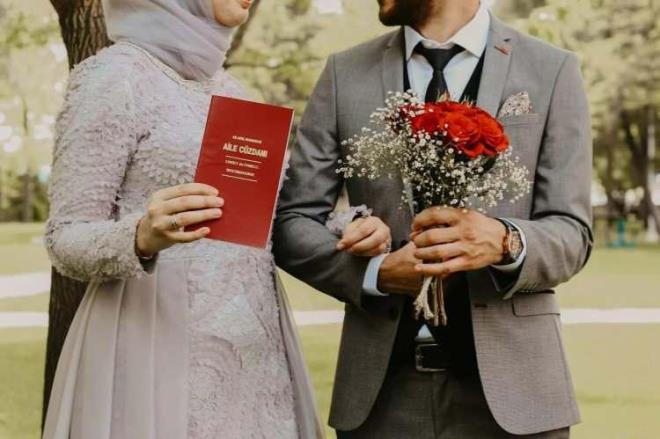 Dosyay tekrar ele alan ilk derece mahkemesi, 29.09.2020 tarihli karar ile erkein evliliin iptal edilmesi ynndeki talebi ile ziynet eyas alaca talebinin reddine, taraflarn boanmasna ilikin hkmn istinaf muhteviyat dnda braklarak kesinlemi olduundan bu konuda karar verilmesine yer olmadna, evlilikle ilgili einden zel bilgiler saklayan kadnn boanmaya sebep olan olaylarda tam kusurlu olduu gerekesiyle erkek e yararna 5 bin TL maddi, 5 bin TL manevi tazminat denmesine karar verdi. lk derece mahkemesinin yukarda belirtilen kararna kar sresi iinde taraf vekilleri istinaf bavurusunda bulundu.