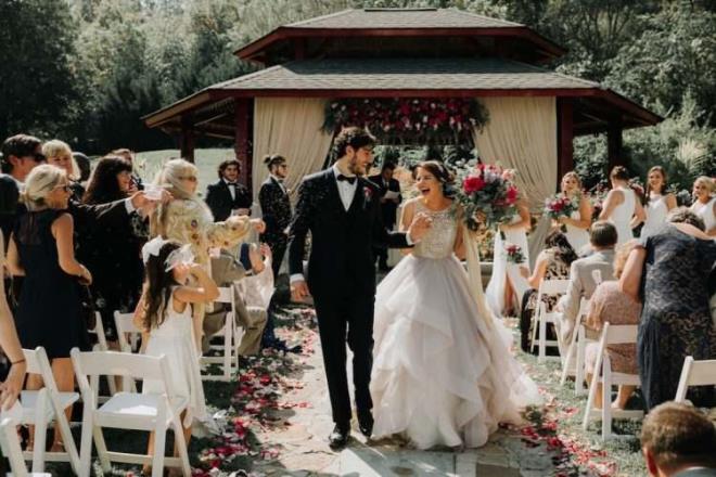 Yargtay Hukuk Genel Kurulu, bozma ilmnda u ifadelere yer verdi:    "Yargtay'n manevi tazminat gerektirmeyen evlilik birliine ilikin uygulamalarna gre salt boanma karar verilmi olmas olgusu nedeniyle manevi tazminat verilemez. Yargtay'a gre salt boanm olmak, kiilik haklarna saldr nitelii tamaz. Boanma karar verilmi olmas manevi tazminat denmesine gereke yaplamaz. Zira evliliin sona ermesi, tek bana kiilik haklarna saldr olarak kabul edilemez. Ayn ekilde birlik grevlerini yerine getirmemek, evin ihtiyalar ile ilgilenmemek, ev kirasn veya faturalar dememek, evi sebepsiz terk etmek, eve bakmamak, eve ge gelmek, bamsz konut temin etmemek, birlikte yaamaktan kanmak, almamak, sk i deitirmek, mali ykmllkleri yerine getirmemek, dava aarak fiili ayrla sebebiyet vermek gibi kiilik haklarna saldr niteliinde olduu kabul edilmeyen kusurlu davranlar nedeniyle manevi tazminat denmesine karar verilemez.