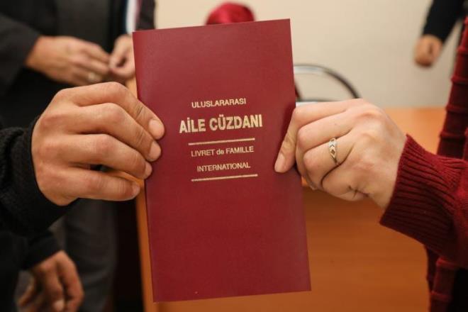 lk derece mahkemesi, elerin 24.05.2017 tarihinde nikhlandklar, dnn daha sonraya brakld, geen sre iinde kadnn bu evlilikten nce yaad cinsel iliki nedeniyle bakire olmadn eine aklad, erkein bu aklama zerine dn yapmaktan vazgetii, hl byle olunca evlilikle ilgili kendisinden zel bilgiler saklanan erkein evlilii devam ettirmekte hukuki ve ahsi faydasnn kalmad, ortaya kan bu sonutan tamamen kadnn sorumlu olduu gerekesiyle kadnn kar boanma davasnn reddine, asl dava olan erkein davasnn kabul ile taraflarn TMK'nn 166/1'inci maddesi gereince boanmalarna, erkek e yararna 5 bin TL maddi, 5 bin TL manevi tazminat denmesine, erkein ziynet tak alaca talebinin reddine, kadnn ev eyas talebi ile ilgili karar verilmesine yer olmadna karar verdi. lk derece mahkemesinin kararna kar kar davac kadn istinaf bavurusunda bulundu.