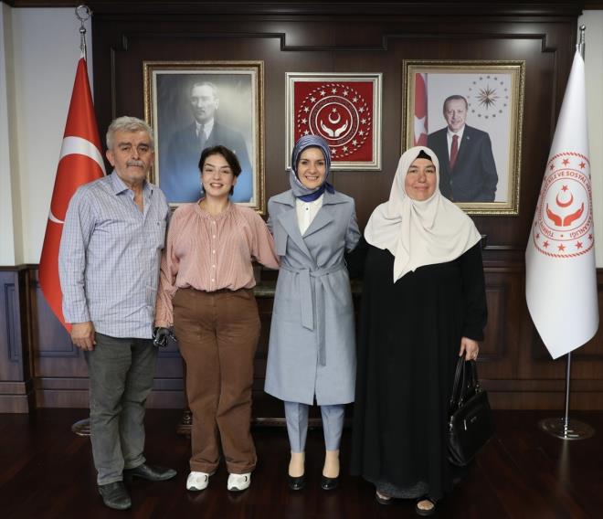 Aile ve Sosyal Hizmetler Bakan Mahinur zdemir Gkta, bir yarma programnda byk dl olan 1 milyon liray kazanan Rabia Birsen Gercin ile bir araya geldi. Bakanlktan yaplan aklamaya gre Gkta, Gercin ve ailesini Bakanlkta arlad. Bakan Gkta, hayat enerjisiyle herkese umut olan Gercin ile bir araya gelmekten duyduu memnuniyeti dile getirerek unlar syledi: