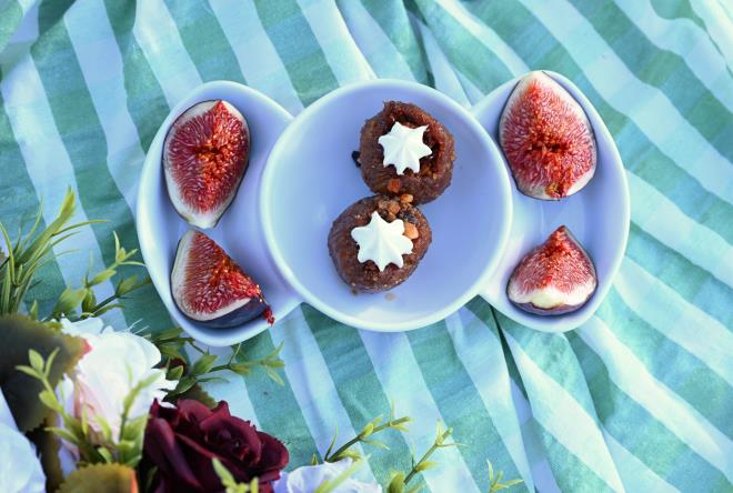 Tarm kesiminin de bu konuya zen gstermesiyle baarlar elde edildiini anlatan Bakan Akta, ?Tarmla ilgili nemli admlar atyoruz. nciriyle, deveci armuduyla, ahududusuyla, eftalisiyle de farkndalk oluturan bir ehiriz. Bunu n plana karmak adna hizmet eden kurumlarmz var. Bykehir Belediyesi?nin Krsal Hizmetler Daire Bakanl, HAGEL ve Tarm A bu iin en nemli destekleyicilerinden. uan Tarm A?nin 1500 tane alan var. Tm sahillerden yeil alanlarn bakmna kadar birok alanda kendi personeliyle hizmet veriyor. Tarm A karnn da tamamn fide fidan desteklerine dndryor. Bu da tarmda verimlilik olarak karmza kyor. Zirai ilalama konusu da Tarm A?nin konular arasndadr. Ben bir meyve tketicisiyim. Bu konuda bilgi sahip olan ekip arkadalarmla beraber bugne kadar gzel iler yaptk. Bu konudaki heyecanmz btn dnyaya duyurduk? dedi.&#8232;