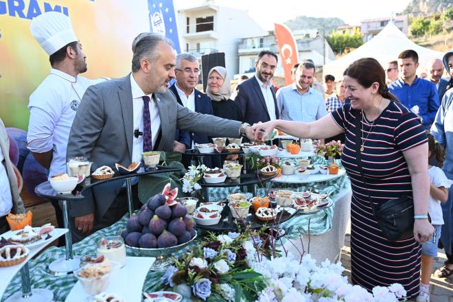 Bursa?da krsal kalknmay salanmak amacyla kaliteli fide, fidan datm ve ekipman destekleri bata olmak zere her alanda iftinin yannda olan Bykehir Belediyesi, ?Siyah ncir Hasad?n Osmangazi lesi Gndodu Mahallesi'nde balatt. Krsal Hizmetler Dairesi Bakanl tarafndan dzenlenen program ncesi iftilerle sohbet eden Bakan Alinur Akta?a trende, AK Parti l Bakan Davut Grkan, l Mfts Yavuz Selim Karabayr, sektr temsilcileri ve reticiler elik etti.&#8232;