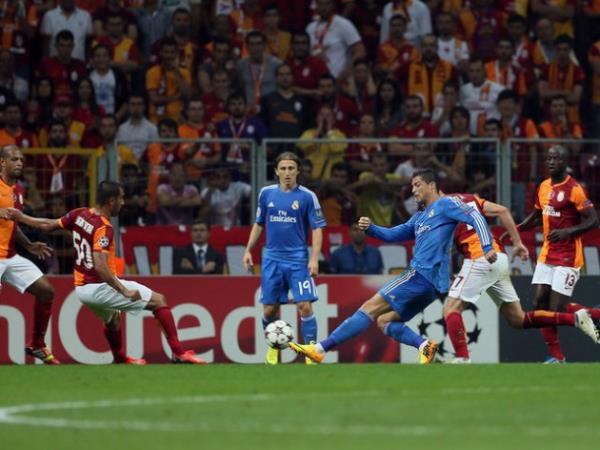 Bu gol Galatasaray'ı oyun disiplininden de uzaklaştırdı. Muslera'dan sıyrılan Di Maria, arka direğe ortaladı. Oraya gelen Isco da kaleyi düşünmek yerine Ronaldo'nun önüne bıraktı. Cristiano Ronaldo da 63'te boş kaleye skoru 3-0'a getiren golü atmakta zorlanmadı.