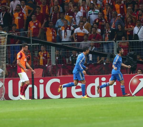 Galatasaray, 17. dakikada bir kez daha Melo ile gole yaklaştı. Ramos'un sağ tarafta Drogba'yı düşürmesiyle kazanılan serbest vuruşta Sneijder ortaladı. Kale sahası içinde bomboş kalan Felipe Melo, istediği gibi vuramadı ve yüzde yüzlük bir pozisyonu harcadı.