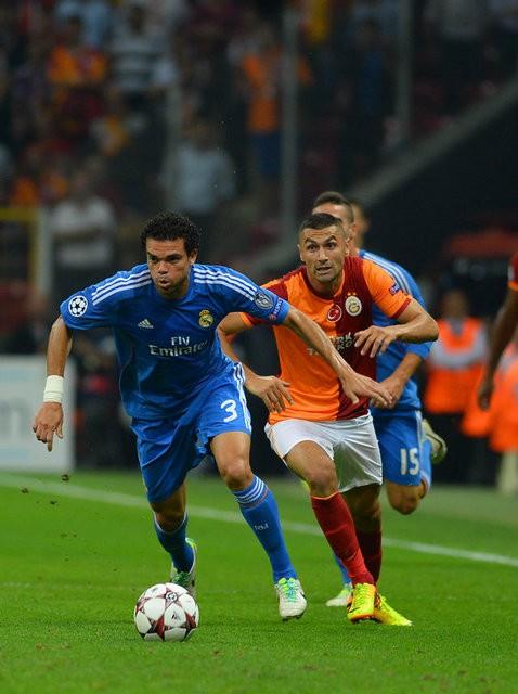 Bu pozisyondan sonra Sarı-kırmızılı ekip yeniden toparlandı ve baskısını devam ettirdi. Engin Baytar'ın pasıyla Madrid savunmasının arkasına sarkan Sneijder, kale sahası üzerindeki Burak Yılmaz'a çevirebilse Galatasaray 30'uncu dakikada öne geçebilirdi.