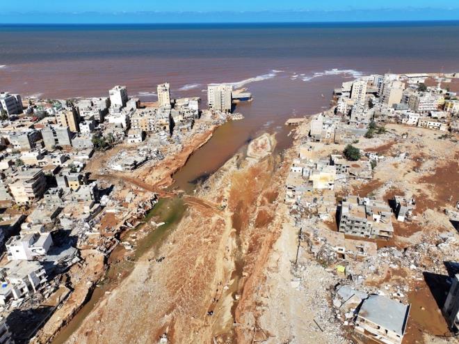 te yandan Libya'nn dousundaki Temsilciler Meclisinin atad hkmetin Salk Bakanl, arama kurtarma ekiplerinin sel felaketinden 96 saat sonra iki kiiyi kurtardn duyurdu.    Sel felaketinden en ok etkilenen Derne'de afetten 96 saat sonra Libyal arama kurtarma ekiplerinin 26 yandaki Nebil Mansur Sleyman ile 34 yandaki Ramazan el-Feyturi'yi enkazdan canl bir ekilde kard belirtildi.    Aklamada, kurtarlanlarn salk durumlarnn stabil olduu ve Derne?deki sahra hastanesinde bulunduklar aktarld.