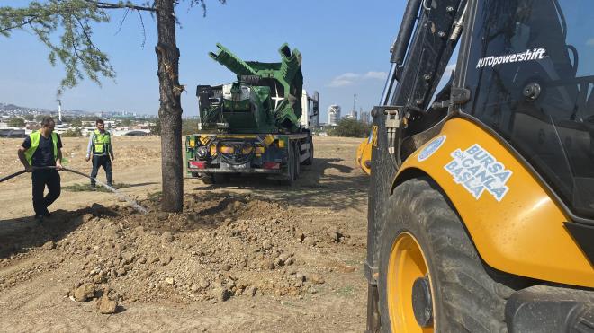 Birinci deprem kuanda yer alan Bursa?nn depreme kar daha gvenli bir ehir olmas adna 7 ayr blgede kentsel dnm projelerini kesintisiz srdrdklerini syleyen Bursa Bykehir Belediye Bakan Alinur Akta, ehrin ve vatandalarn geleceini nemsediklerini, bu yzden kentsel dnm konusunda kararl olduklarn belirtti. te yandan 3 milyon metrekare yeni yeil alan hedefi dorultusunda ehre byk lekli parklar kazandrp mevcut parklar da daha konforlu hale getirdiklerini ifade eden Bakan Alinur Akta, ?Kentsel dnm ve yeilin korunmas konularna byk nem veriyoruz. Bu kapsamda kentsel dnm alanlarnda kalan aalarn kesilmesine asla raz olmadk. Ekiplerimiz aalar tek tek inceledi ve tanmaya elverili olanlarn tamam zel aralarla sklmeye baland. Byk bir titizlikle srdrlen ilemin sonunda aalar baka blgeye nakledilerek yeni yerlerine dikildi. Daha yeil Bursa iin canla bala alyoruz? dedi.