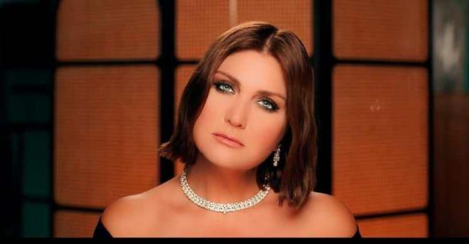 FAZLA KLOLARININ NEDEN BELL OLDU    nl arkc televizyon ekranlarnda ve kendi paylat fotoraflarn aksine sevenleri tarafndan sahnede ekilmi bir fotoraf yaynland.