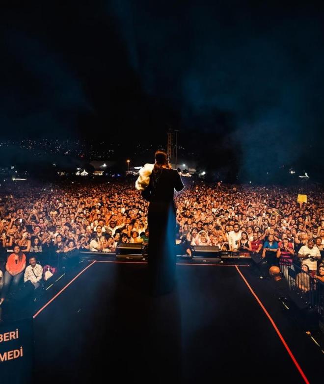 Sahnede siyah elbisesi ile fazla kilolu duran Sibel Can, ald kilolar ile herkesi artmt.