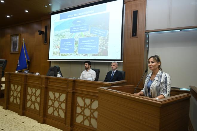 Bursa?da 1995 ylndan bu yana kullanlan Yenikent Kat Atk Dzenli Depolama Sahas?nn yerleim yerlerine yakn blmnde depolamann balamasyla birlikte blgedeki ?koku? kaynakl ikayetlerin artmas zerine Bykehir Belediye Bakan Alinur Akta, blge sakinlerine ynelik bilgilendirme toplants yapt. Bykehir Belediyesi Meclis Salonu?nda yaplan toplantya Geit, Yenikent, Emek, Yenibalar, Hamitler, Balarba ve Gnetepe Mahalle Muhtarlar, blge sakinleri, meclis evre komisyonu yeleri, siyasi parti temsilcileri ve Bykehir Belediyesi brokratlar katld.