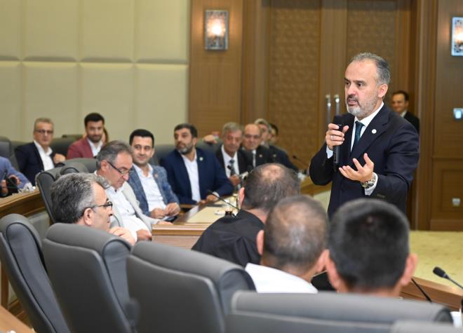 Yapldnda renciydim<br>  Bursa Bykehir Belediye Bakan Alinur Akta, blge sakinlerinin maduriyetini ok iyi anladn, ancak sorunun kaynann kendisi olarak gsterilmesinin doru olmadn syledi. Baz vatandalarn bizzat kendisini aradn kaydeden Bakan Akta, ?Baz vatandalar beni de aryor. ?Madem bu p buraya dkyorsun. Gel bu sorunu z? diyor. Yanl anlamayn ama buras yapldnda ben daha niversitede renciydim. O dnemi eletirmek iin sylemiyorum. O dnem artlar bunu gerektiriyormu yle yaplm. Ama unu net olarak syleyebilirim ki bu ehrin 20-25 yllk kanayan yarasn zmek adna bir sistem ortaya koyuyoruz. Bu konuyu seim beyannamesine koyan biriyim. Bu kadar kararlyz. Tek bir vatandamzn bile maduriyeti benim yreimi szlatr? dedi.