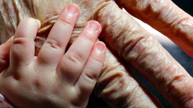 KADINLAR ERKEKLERDEN DAHA UZUN YAIYOR    Douta beklenen yaam sresi, erkeklerde 74,8, kadnlarda 80,3 yl olarak saptand. Genel olarak kadnlar erkeklerden daha uzun sre yaarken, douta beklenen yaam sresi fark 5,5 yl buluyor.