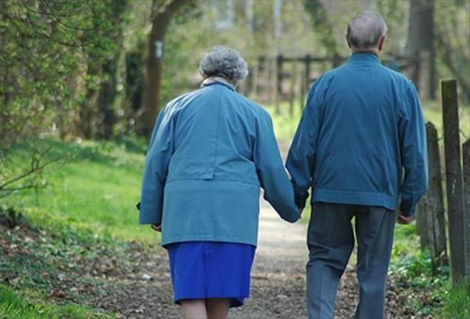 Trkiye genelinde 50 yandaki bir kiinin kalan yaam sresi ortalama 29,8 yl, bu sre erkeklerde 27,4 yl, kadnlarda 32,2 yl olarak belirlendi.    Trkiye'de 65 yanda olan bir kiinin kalan yaam sresi ortalama 17,1 yl olarak kaytlara geerken, bu sre erkeklerde 15,3 yl, kadnlarda 18,8 yl buluyor. 65 yandaki kadnlarn erkeklerden ortalama 3,5 yl daha uzun yaamas bekleniyor.