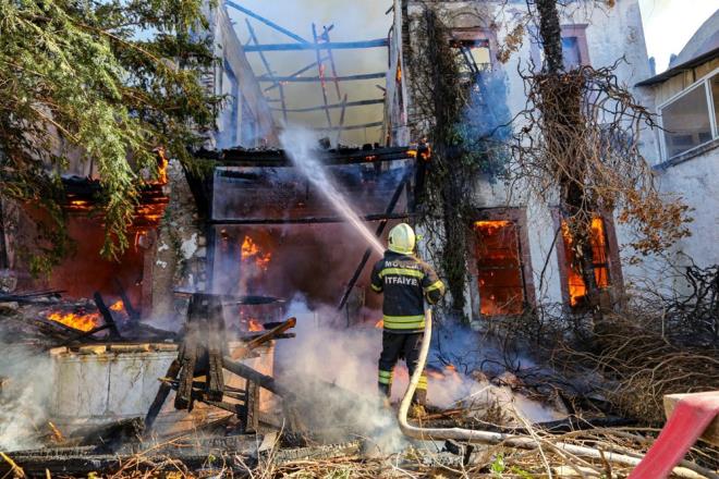 Mula?nn Mentee ilesinde 2 katl tarihi ahap evde kan yangn itfaiye ekiplerince sndrld.