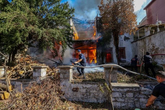 hbar zerine blgeye Mula Bykehir Belediyesi Mentee tfaiye Amirlii ekipleri sevk edildi.  Ekiplerin almalar sonucu alevler bitiikteki dier binalara sramadan sndrld.