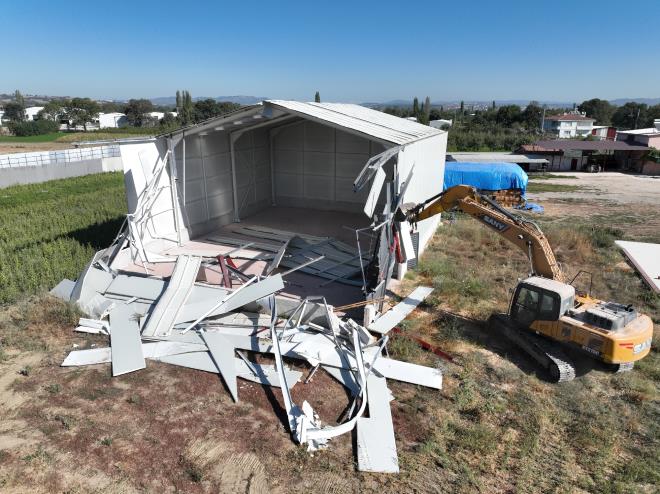 Bursa?y depreme kar direnli kent haline getirmek iin youn mesai harcayan Bykehir Belediyesi, dier taraftan kaak yaplamayla etkili bir mcadele srdryor. Yldrm ve Osmangazi?nin ardndan Nilfer ilesi snrlarnda da nitelikli tarm arazileri zerine kaak olarak yapld tespit edilen fabrika binalarnn ykmna baland.
