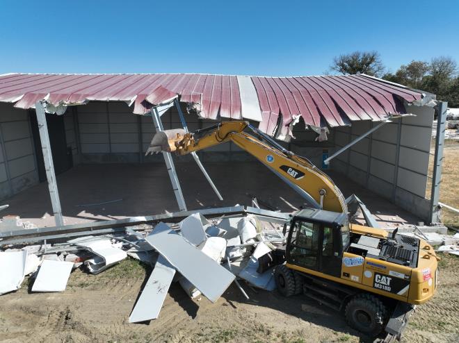 Kaak yaplamann nne gemek amacyla 5 kontrol ekibi ile havadan ve karadan denetimlerini kesintisiz srdren Bykehir Belediyesi tarafndan, Nilfer ilesinin nitelikli tarm arazileri arasnda yer alanYaylack, Tahtal, rnl ve Alaattinbey Mahallelerinde kaak olarak yaplan yaklak 120 fabrika binas tespit edildi. Sz konusu yaplarla ilgili olarak ile belediyesi tarafndan ykm karar alnmasna ramen, yasal srede ykmlarn yaplmamas nedeniyle Bykehir Belediyesi devreye girdi. Kaak binalarn ykmna rnl Mahallesi?nde nitelikli tarm alan zerine kurulan fabrika binalar ile baland.