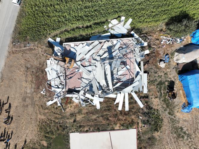 Bir taraftan kentsel dnm almalaryla birinci derece deprem kuanda yer alan Bursa?y depreme kar direnli kent haline getirmeye alan Bykehir Belediyesi, dier taraftan kaak yaplama ile de etkin mcadele srdryor. lgili yasa gerei kaak yap ve metruk binalarla ilgili yaptrm yetkisi ile belediyelerinde bulunurken, son be yl ierisinde, Bykehir Belediyesi tarafndan il genelinde tespit edilen 1600 kaak ve ruhsatsz yap, yasal ilemlerin yaplmas iin yetkili ile belediyelerine bildirildi. Ykmlarn zaman kaybetmeden yaplabilmesi iin talepte bulunan ile belediyelerine ara ve ekipman destei de salayan Bykehir Belediyesi, bugne kadar yaklak 350 adet kaak yap ykmna i makinesi ve ekipman destei salad.