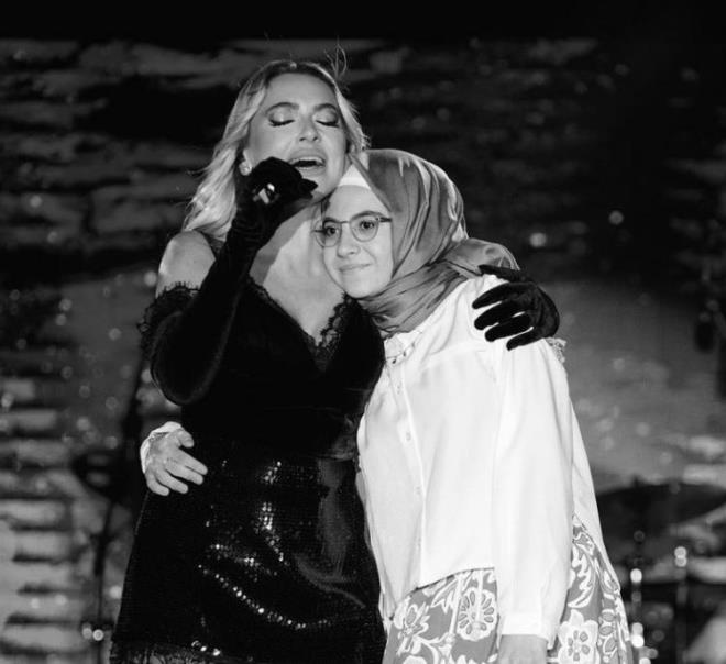 O anlar Instagram hesabndan yaynlayan nl arkc "Dn akam seyirci arasnda Kk Bir Yol arkm almaya baladnda Ayegl? grdm... Kk Bir Yol arkmla olan derin ban hissettim ve gel yanma dedim" diyerek yaananlar anlatt.