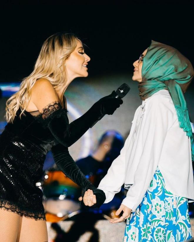 "HEPMZ OK ZELZ"    Bana parmandaki yz hediye etti, Ayegl ve o yzk hl parmamda. Biz aslnda bir arkyla neler yaamz, hissetmiiz. Mzik, sanat hep olsun, bizleri duygularmzla byle bir araya getirsin. Ayegl, Hadise fark etmez. Hepimiz ok zeliz ve kendi kk yolumuz ilerliyoruz."