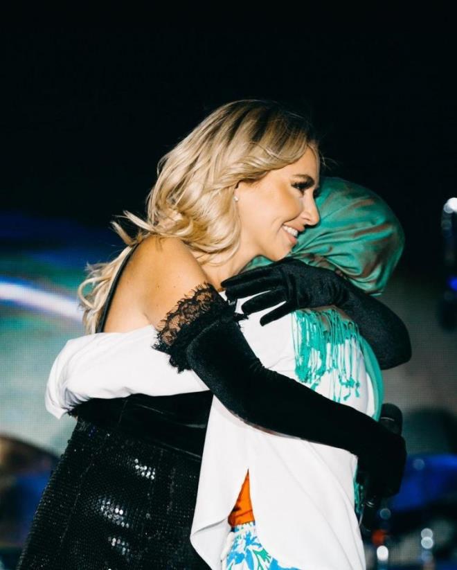 "SARILDIK, ALADIK"    "Fotorafa baktnzda aslnda ne kadar ayn olduumuzu anlayabiliyor musunuz? nsan ve kadn. Ayegl; 'Ben de hep sfrdaym' dedi tam arkmzn o ksmnda. Birka ey daha syledik birbirimizin kulana sarldk, aladk ve arkmz birilikte syledik.