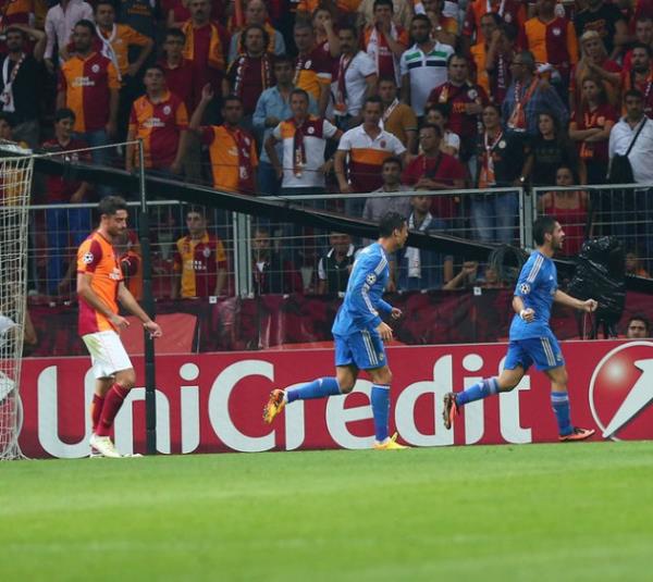 4-3-1-2 oynadmz son ma olur umarm. Bize senelerdir yakan tek sistem 4-4-2dir.Sneijder bir iki ey yapacak diye beklemekten yalandm
