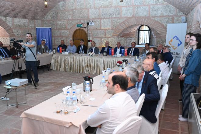 Bursa Bykehir Belediyesi, var olan kaynaklarn en etkin ekilde kullanlarak en verimli hizmetin sunulabilmesi amacyla, zel sektrde youn olarak kullanlan ancak kamuda rneklerine fazla rastlanlmayan yaln ynetim sistemini 2020 ylnda uygulamaya balad. Trkiye?de yerel ynetimlere rnek olarak balatlan uygulama kapsamnda yaplan almalarla, akaryakt kullanm verimlilii yzde 5 artt, ihtiya duyulan kiralk ara miktar da yzde 16 azald. Aralarn tamir ya da bakm iin bekleme srelerinde yzde 17 iyileme salanrken, ihtiya duyulan temizlik personeli says yzde 37, gvenlik personeli says da yzde 16 azald. Biyosidal ila maliyetleri yzde 78 azalrken, cenaze nakil hizmetlerinde kapasite yzde 50 artt. alma kapsamnda 618 yalnlatrma projesi uygulanrken, hizmet eitliliinin srekli artmasna ramen 2018 ylna oranla personel saysnda yzde 13 azalma saland. Tm bu iyiletirmelerle birlikte yatrmlarn genel btedeki oran yzde 22?den 2022 yl sonu itibariyle yzde 42?ye ykseldi.