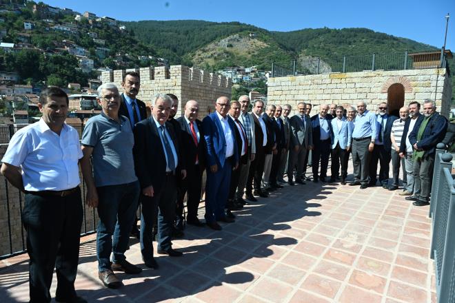 STK?larla ?yaln? buluma  Bursa Bykehir Belediyesi tarafndan srdrlen yaln belediyecilik uygulamalar, Zindankap Gncel Sanat Galerisi?nde sivil toplum kurulularnn temsilcileriyle paylald. Toplantda, Bykehir Belediyesi Strateji Gelitirme Dairesi Bakan Alper Bayrak, bugne kadar yaptklar almalar ve elde ettikleri kazanmlar, katlmclarla paylat. Yaln belediyecilik uygulamalaryla bugne kadar elde ettikleri kazanmn 796 milyon TL?ye ulatn hatrlatan Bayrak, ?Biz dorudan mali kazanm hedeflemiyoruz, sreci yalnlatrmaya alyoruz. Bu sayede de yeni projeler iin kaynak ortaya kyor. Bu elde ettiimiz kazanmlarla mevcut hizmetlerimize ilave olarak, Ana Kucaklar, genlik merkezleri, kltr merkezleri, millet baheleri, yeni hizmet binalar, trafik ynetim merkezi, koza ekipleri, Yaren ve Seyyah ekipleri, inovasyon merkezi, ar merkezi gibi pek ok yeni hizmeti hayata geirmi olduk? dedi.