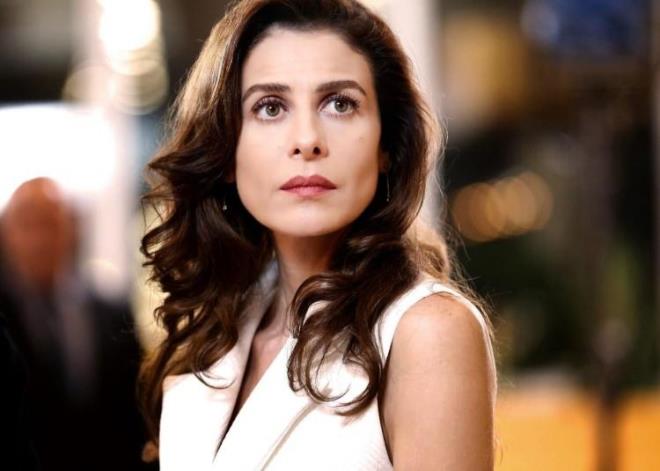 "HAYATIMIZA AZ NSAN ALDIIM DORU"  <br>  Hayatlarna yeni birini kolay kolay alamadklarn dile getiren Ebru zkan, hakknda kan iddialara cevap verdi. zkan; "Ben mmkn olduunca rahat yaadm dnyorum ve yaamaya alyorum. Israrla gizlendiim bir durum yok ama zaten ok fazla dar da kmyorum. Onun iin denk geldii zaman grnyoruz denk gelmediimizde de magazinle karlamyorum. Hayatma yani hayatmza da az insan aldm doru. Seici olmay tercih ediyorum. Yamn, tecrbelerimin, olgunluumun getirdii sonular bunlar. Belli bal szgeler oluyor oralardan geenler oluyor gemeyenler oluyor." dedi.