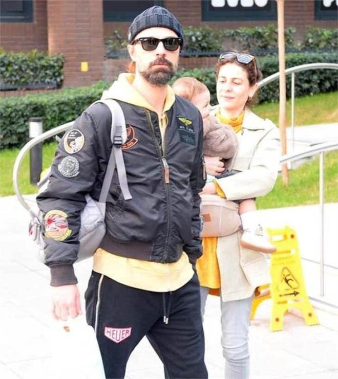 EM VE KIZIM BANA EFKAT, HUZURU MUTLULUU YAATTI  <br>  lk kez anne olmann verdii heyecan dile getiren Ebru zkan, 'Anne olduktan sonra hayatnzda neler deiti?' sorusunu yantlad. zkan; "Hayatmda ok ey deitirdi tabii ki. Hem teknik, hem duygusal, hem yaam biimi olarak olduka kkten deiikliklere sebep oluyor. Anne ve baba olan herkes bunu ok iyi anlayacaktr. Zorlu ama muhteem bir duygu ve sre. yi ki diyorum her zaman... Eim ve kzm iyi ki varlar. yi ki bana byle gzel duygular; aile birliini, efkati, sadakati, huzuru ve mutluluu yaattlar. Onlar benim 'iyikilerim'." eklinde cevap verdi.