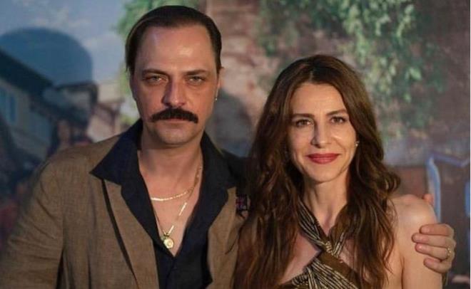 Ben Bu Cihana Smazam (BBCS) dizisinin sevilen oyuncusu Ebru zkan, kznn doumuyla birlikte deien hayatn ilk kez anlatt. 2016 ylnda meslekta Ertan Saban ile dnyaevine giren Ebru zkan, evlilik hayatlarna dair ilgi ekici aklamalarda bulundu. nl iftin 2018 ylnda 'Biricik' adnda bir kzlar oldu. ilk ocuklarn kucaklarna alarak ilk kez anne-baba olmann verdii mutluluu yaadlar.