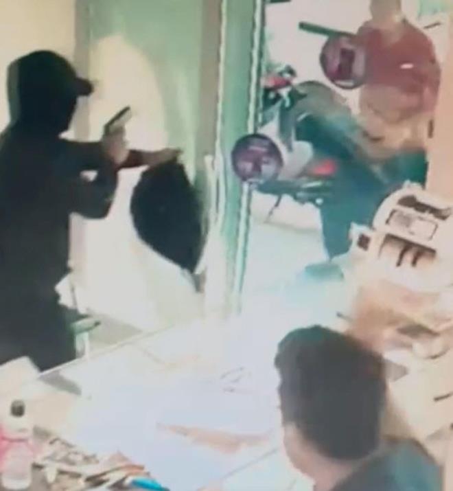 Olay, bugn saat 12.00 sralarnda amlkule Mahallesi 254 Sokak'ta meydana geldi. Kuyumcu dkkanna gelen yz maskeli ve apkal pheli, kuyumcu alan Burak Bedirhan Albalar' karnndan tabancayla vurup, altnlar istedi.