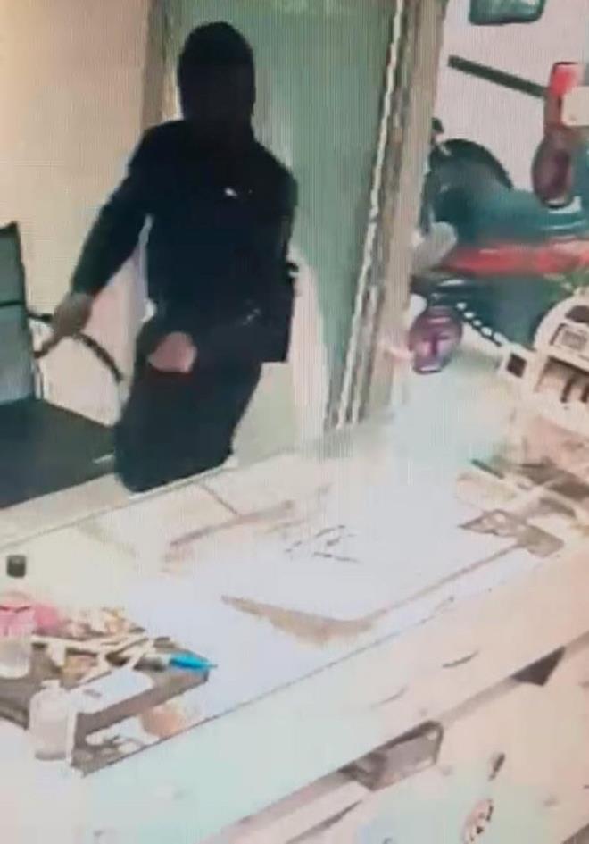 Yaananlar ise i yerinin gvenlik kamerasna yansd.