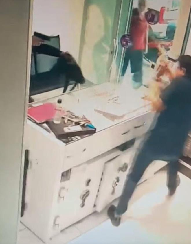 Bu srada pheli, ieri girmek isteyen bir mteriyi de silahla korkutup darda beklemesini syledi.