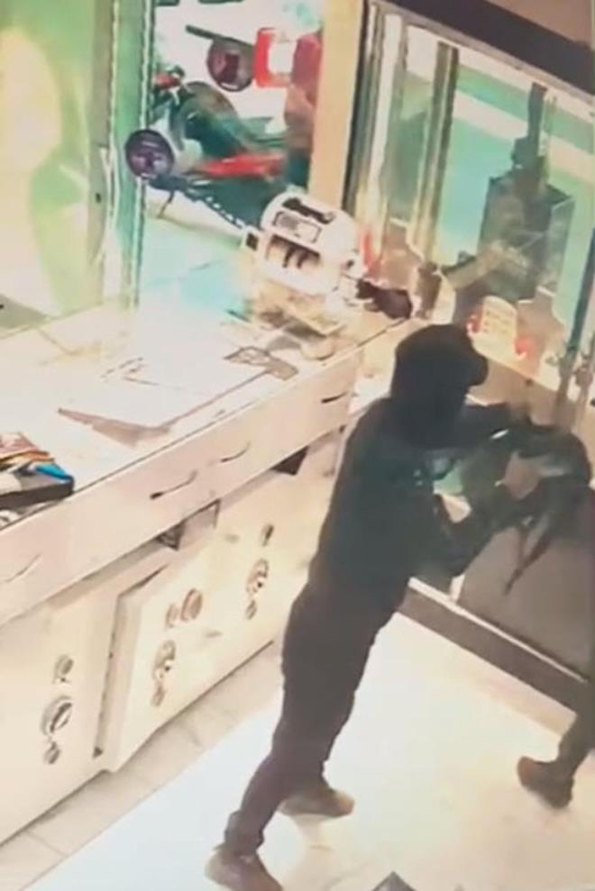 Albaar'n, uzatt srt antasna koyduu yarm kilo altn alan pheli kat.